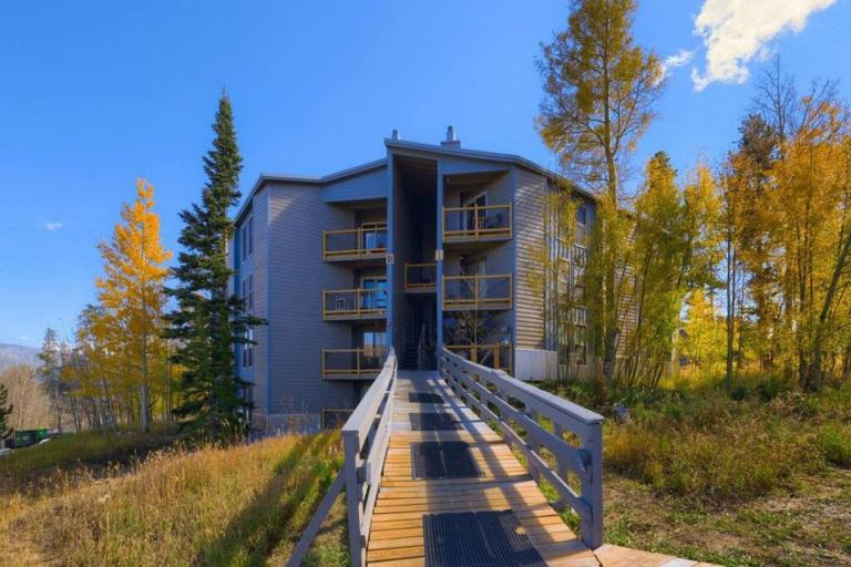 Pet Friendly With A Fireplace A Pool Near Mountain Biking And Skiing - B&B Silverthorne