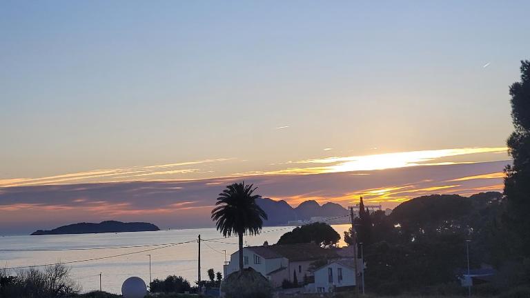Studio avec terrasse-loggia Vue mer - B&B La Ciotat