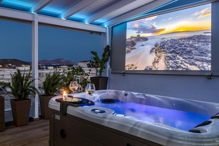 Central penthouse studio with Jacuzzi in Varkiza - B&B Vári