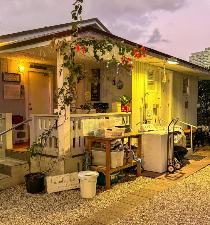 House 2 Bedrooms plus CouchBed Best Location MIami Private Parking, Laundry, Storage for Luggage - B&B Miami