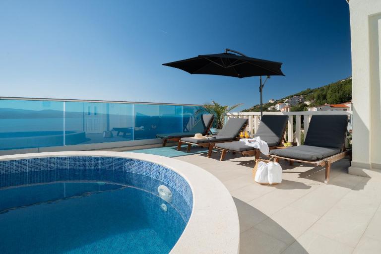 Sunny Hill Apartments with rooftop pool - Bed and Breakfast Čelina