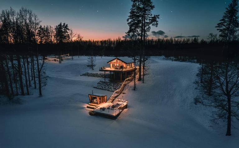 Lake view ODYL Holiday House with Sauna and Seasonal Hot-tub - Bed and Breakfast Pindi