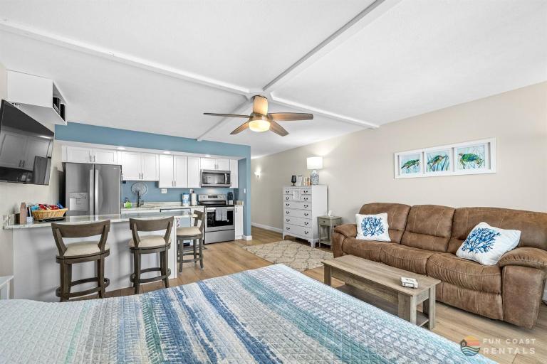 Spectacular Ocean View STEPS from the Beach and Pool! 4th Floor Studio! - B&B New Smyrna Beach