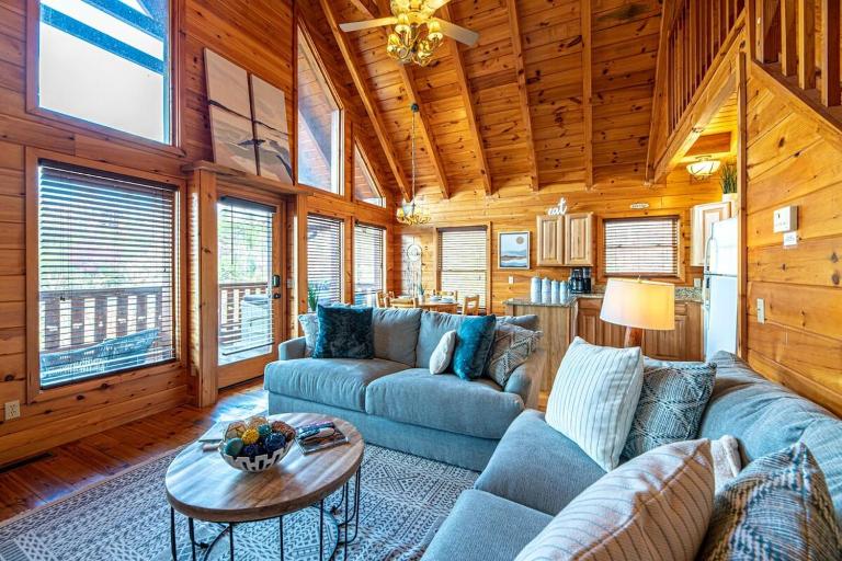 Private & Cozy Mountain View Cabin, Hot tub & 2Kings - B&B Sevierville