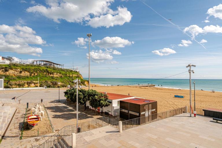 Down Town Beach House - Bed and Breakfast Albufeira