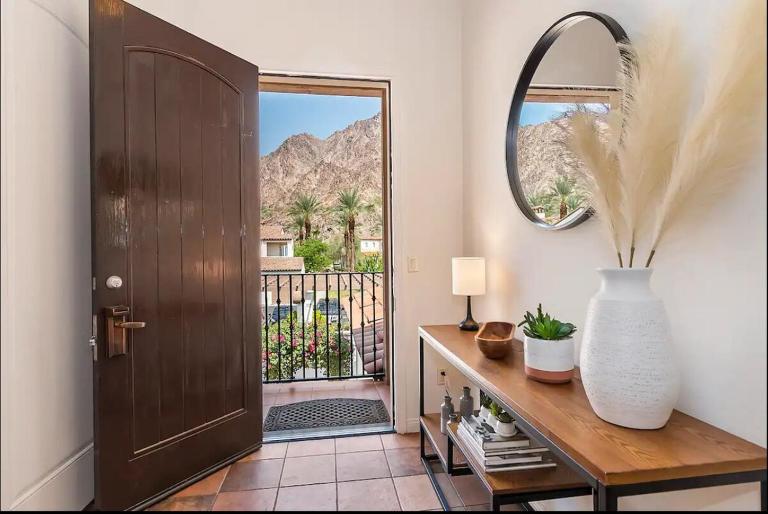 Luxury 1BR Suite Living Room, Patio, Fp & Kitchen, 12 pools -Legacy Villas - Chambres d'hôtes La Quinta