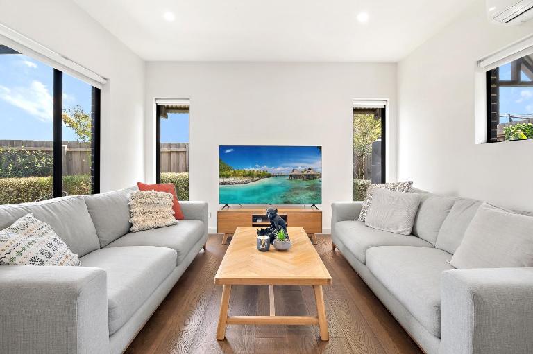 Bright 2-Bed Glenroy Home with Courtyard - B&B Melbourne