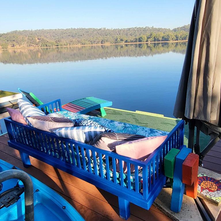 Barefoot Bungalow 23 Lake Bennett -private pontoon - Chambres d'hôtes Lake Bennett