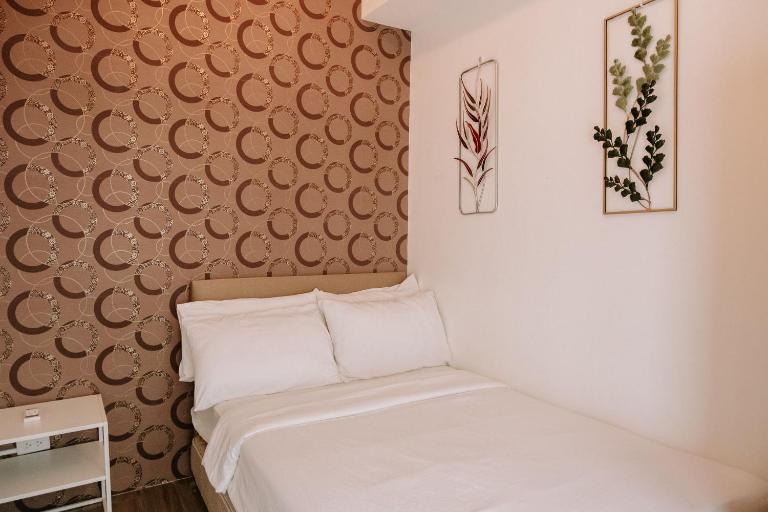 Stylish 1BR City Apartment - Bed and Breakfast Iloilo