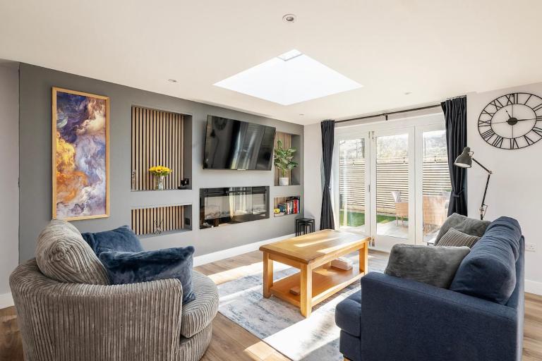 Laurel Lodge - Stylish Two Bed & Free Parking - Chambres d'hôtes Box