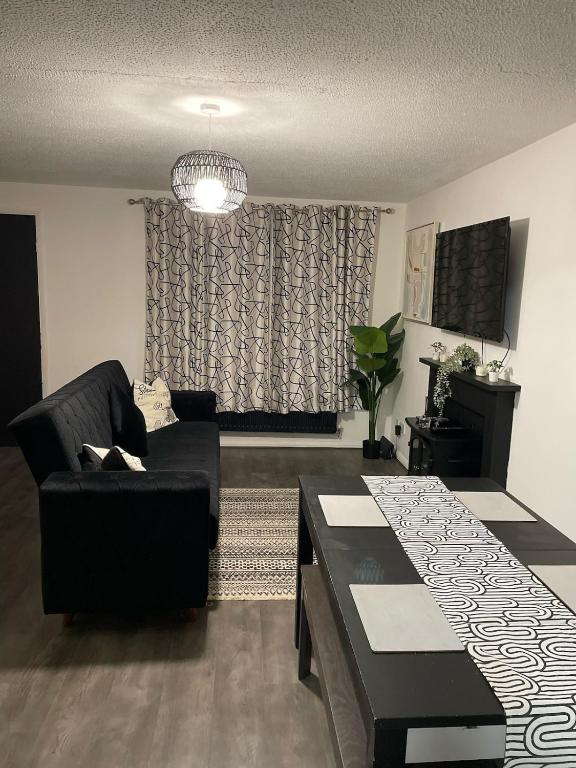 Newly Refurbished Home fit for to 7 family members, Groups, Contractors Centre of Bradley Stoke - B&B Brístol