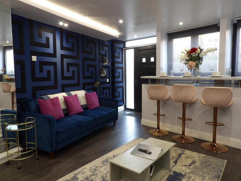 City Convenience, Calm Comfort-- A Stylish One-Bedroom Retreat Just 3 Stops from the Heart of the City - B&B Edinburgh