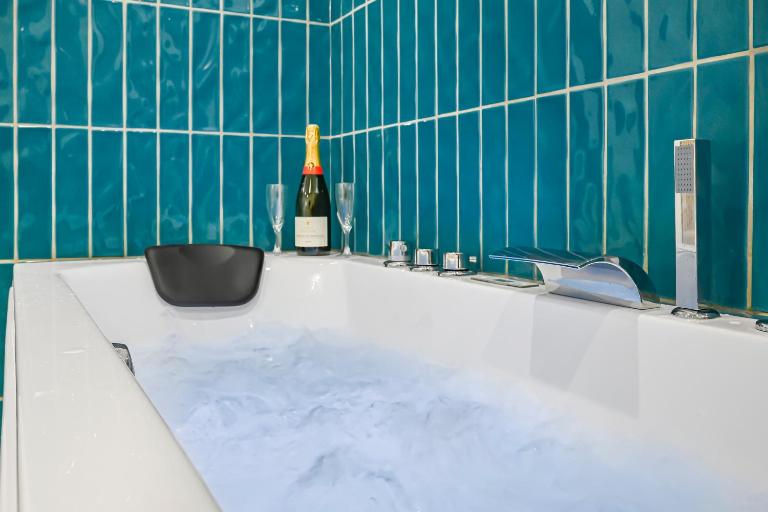 Le Repaire - Love Room - Jacuzzi - Wifi - B&B Montry