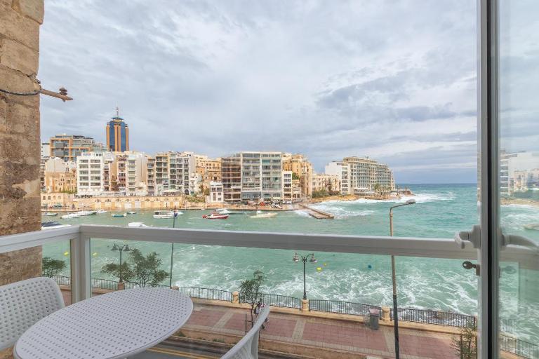 Seafront Designer Bliss in Central St Julian's - Ferienwohnung St. Julian's