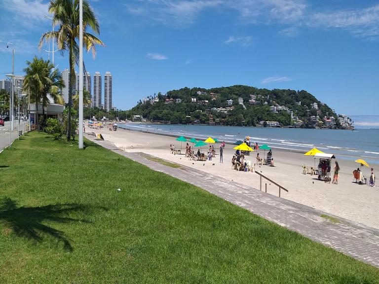 Condomínio Pantai Enseada - Pé na areia com piscina, academia e muito mais - Três quartos com ar condicionado e varanda - Ferienwohnung Guarujá
