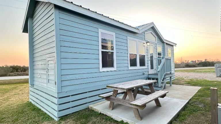 1 mile to Beach Family Friendly 2 Bdrm Comfy Beds - B&B Bolivar Peninsula