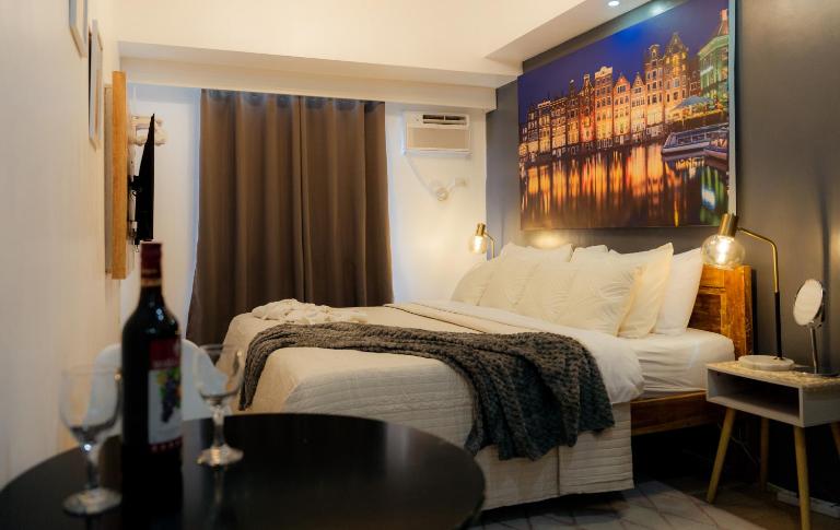 Modern OasisHeart of CityFast Wi-FiNetflix WFH - B&B Iloilo City