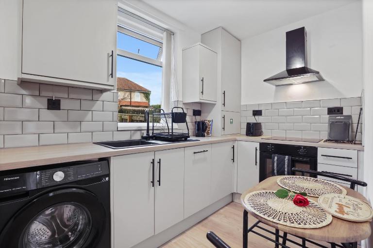 3-Bed Newcastle Home Near Airport & City Centre Free Parking - B&B Kenton