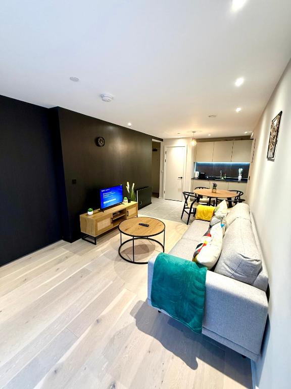Elegant 2-Bed 2-Bath Apt in Manchester with Balcony - Chambres d'hôtes Manchester