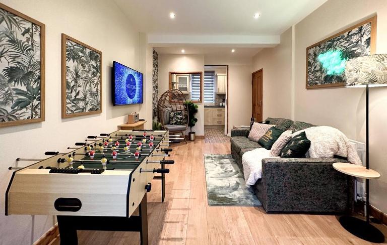 Joyful Jungle Jewel wBalcony & Foozeball-Ferndale - B&B Llanwonno