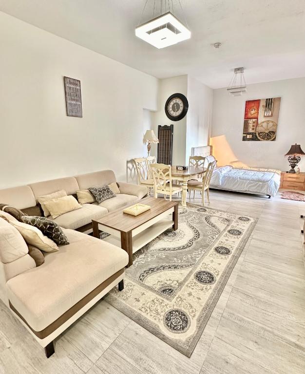 Entire 1-Bedroom Apartment with Balcony, Sharjah - B&B Sharja