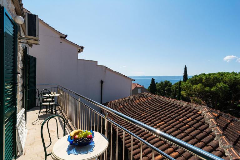 Stone house Dragan in the very center, with pool table, two balconies and the sea view - B&B Bol
