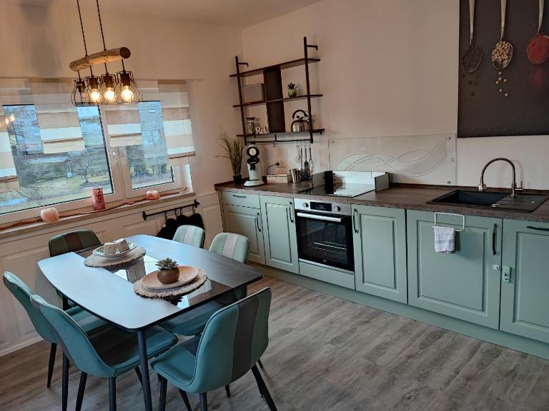 Ferienhaus Eden Frankenblick I Rennsteig I Thüringer Wald I Wandern I Naturnah I nahe Skipiste l Spielzimmer I Waschmaschine I kostenlos parken I WLAN I Spülmaschine I Familien-Ferienhaus I Waldwege und Wanderwege - B&B Mengersgereuth-Hämmern