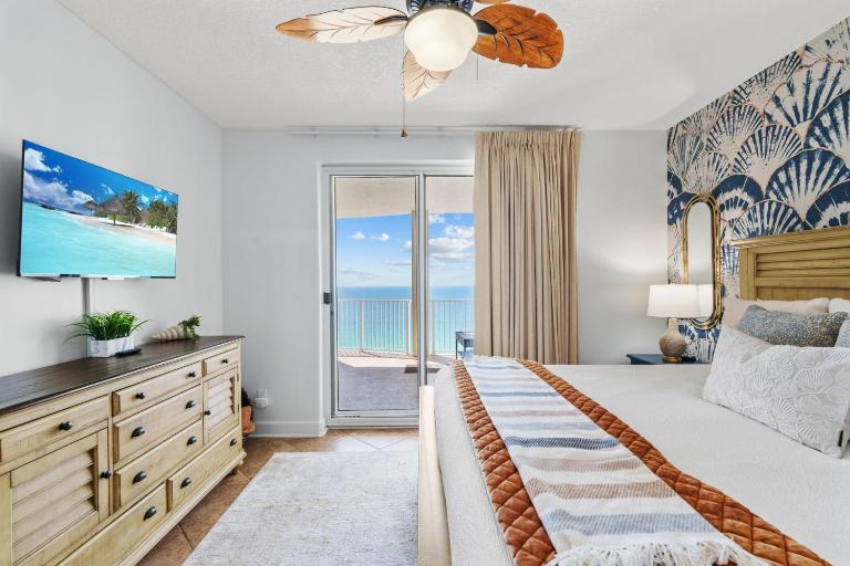 Beachfront Bliss at Ocean Ritz! 3BR 3BA! Sleeps 10 by Dolce Vita Getaways PCB - B&B Panama City Beach