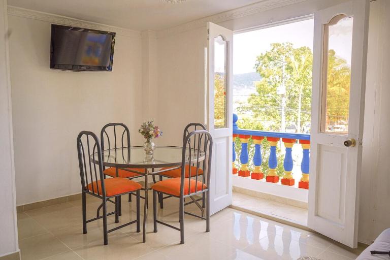 Comodo apartamento 2-2 - Parqueo cubierto para 1 carro - En el corazón de Guatape - B&B Guatapé