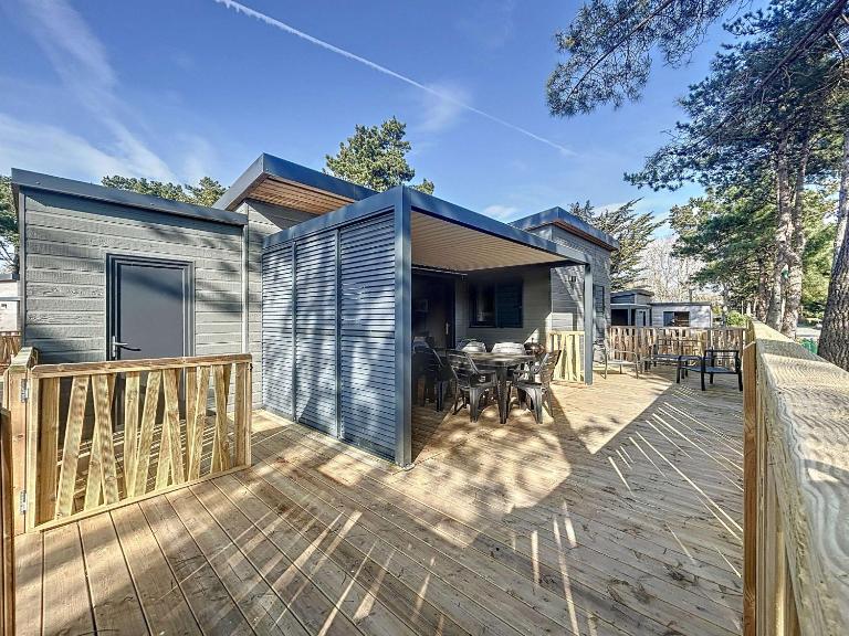 Chalet de Standing à Jullouville: 6 Couchages, Piscine Chauffée, Proche Plage et Commerces, WiFi Gratuit - FR-1-361-548 - B&B Jullouville