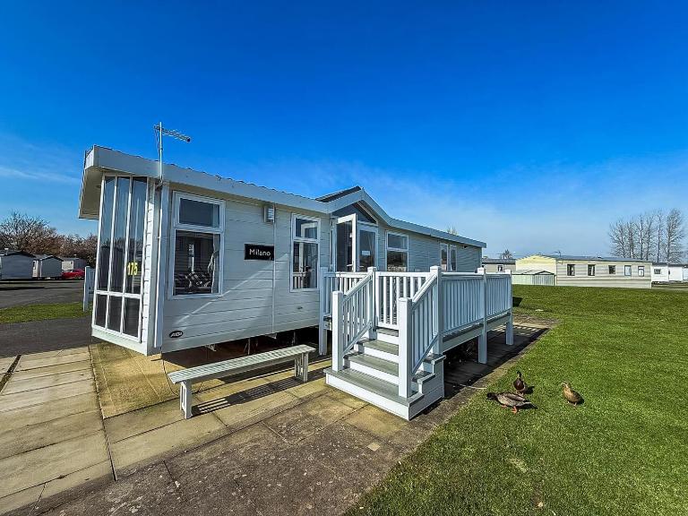 Stunning 6 Berth Caravan With Decking At Southview Holiday Park Ref 33175V - B&B Skegness