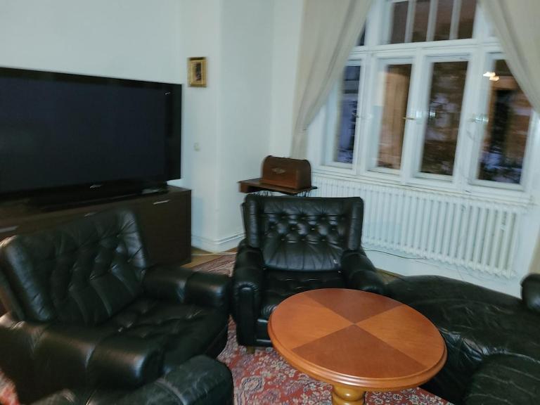Bright 2BDR sleeps 8 near center M1 - Ferienwohnung Prag