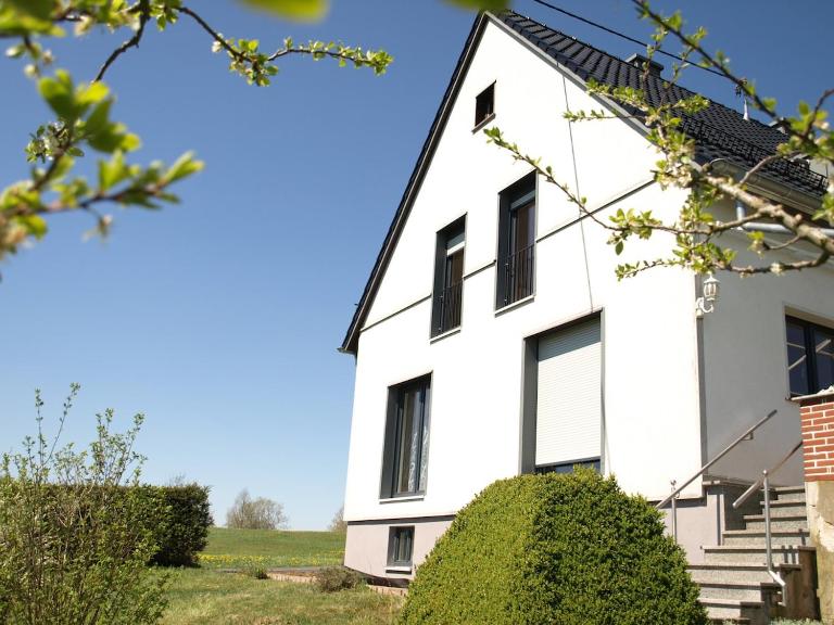 Ferienwohnung mit Fernsicht, Eifel, Nürburgring - Bed and Breakfast Bauler