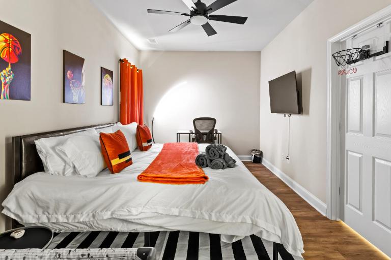 TVs in Every Room, 2 Kings Bed, UGA - B&B Athens