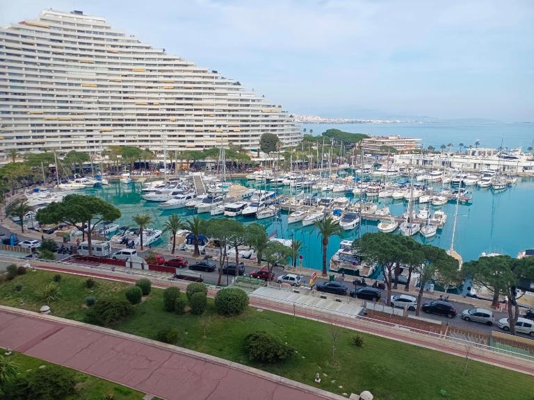 Grand studio vue mer à Marina Baie des Anges - B&B Villeneuve-Loubet