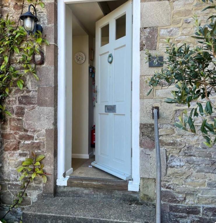 Seaview House, lovely ground floor flat with garden, minutes walk to beach - B&B Seaview