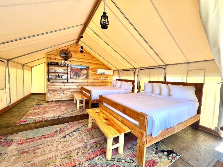 Glamping Tent #5 with Heat AC and Private Bath - B&B Orderville