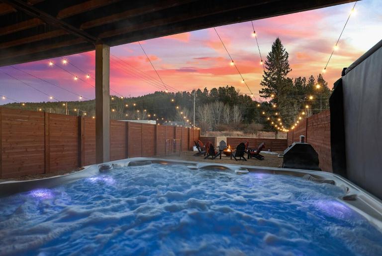 Buffalo Ridge - Hot Tub & Walk to Downtown - Chambres d'hôtes Custer