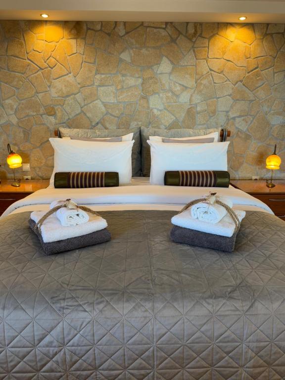Inu # Wait 'N Sea, Jacuzzi, Luxury Stone House - B&B Epanomí