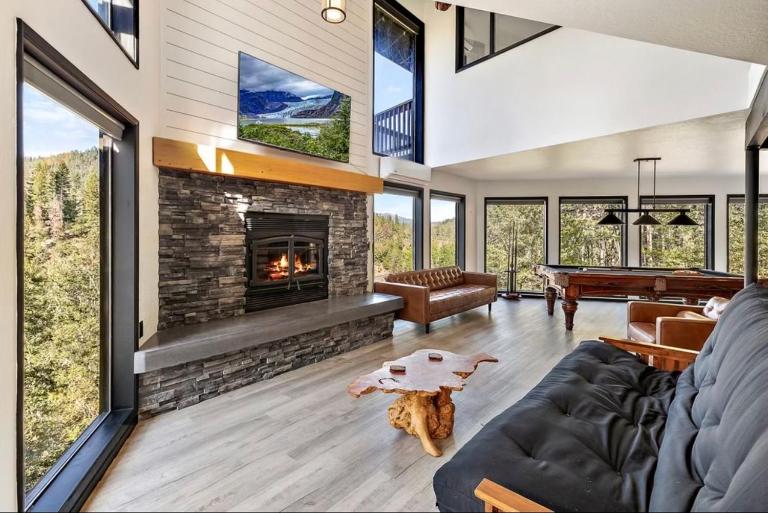 Riverfront Retreat with pool, Hot Tub, Mountain Views - B&B Trail