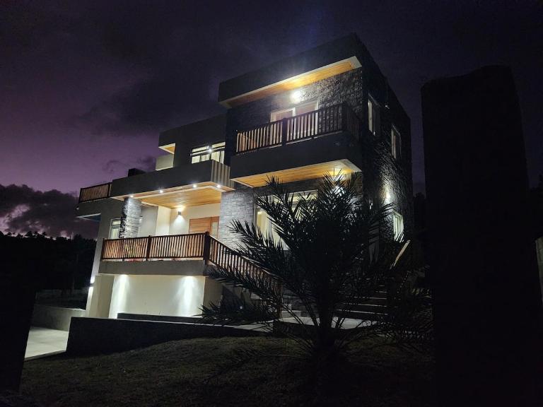 Setsuna, Luxury Oceanic View Villa Near Airport - Chambres d'hôtes Vieux Fort