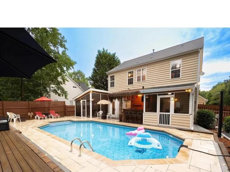 Tropical Oasis with Tiki Bar, Firepit, Seasonal Pool - Chambres d'hôtes Charlotte