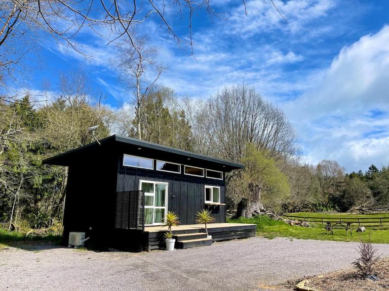The Hayshed Taupō- tiny home 10 min from Taupō town centre- first accommodation on our working homestead - Ferienwohnung Oruanui