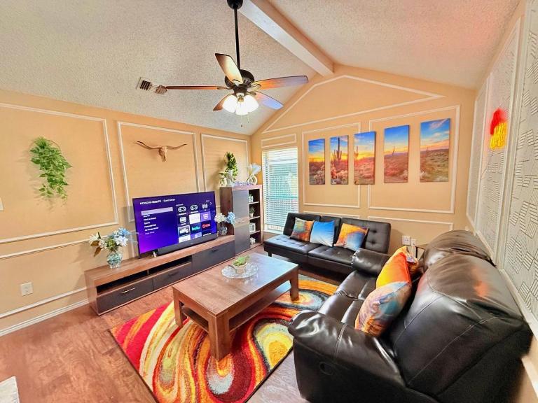 Near AT&T Stadium, UTA, Globe Life, Six Flags, DFW Airport, American Airlines Center with Games and Crib - Bed and Breakfast Arlington