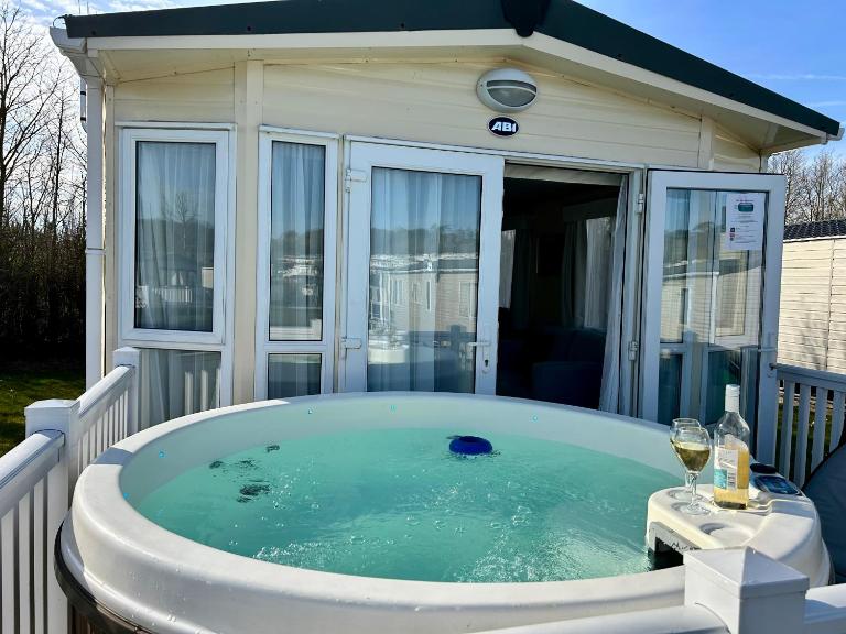 Holiday Home with Private Hot Tub - B&B Bembridge