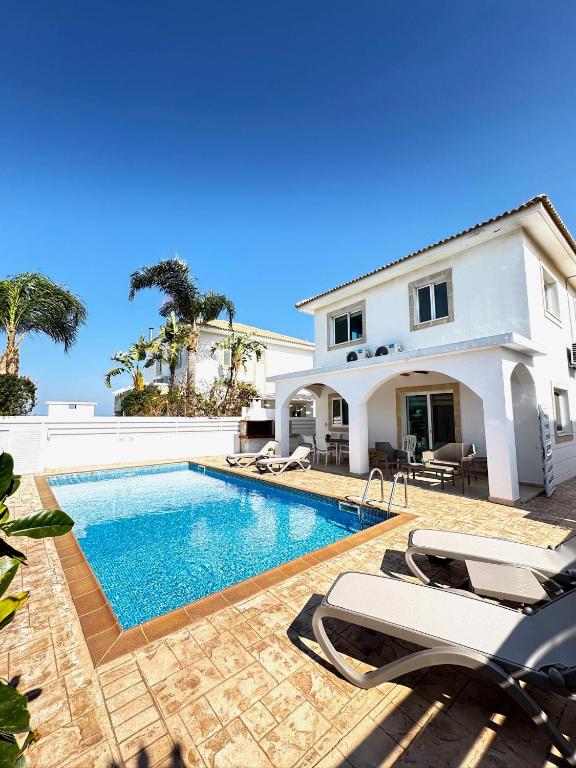 Hephaestus Family Villa, Ayia Triada Beach - Ferienwohnung Paralímni
