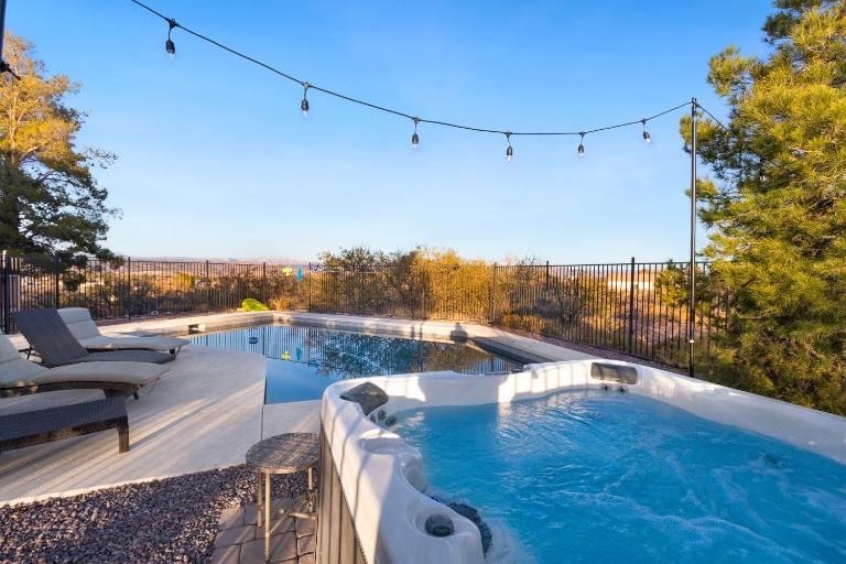 Heated Pool and Jacuzzi, Scenic Mountain View, Lux and Cozy, - B&B Cottonwood