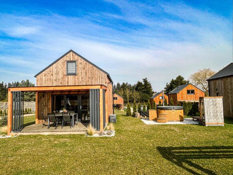Modern house with private hot tub - B&B Kołczewo
