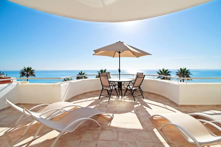 Large Beachfront Apartment - B&B Estepona