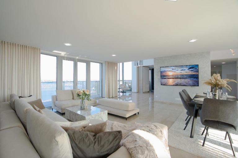 Luxusný Penthouse nad jazerami 230 m2, 2x garáž, WIFI - B&B Senec